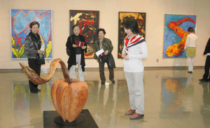 前衛的な絵画や彫刻が並ぶ中部美術文化展＝名古屋市博物館で