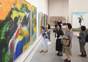 表現豊かな洋画が並ぶ新制作絵画展＝名古屋市東区の県美術館ギャラリーで