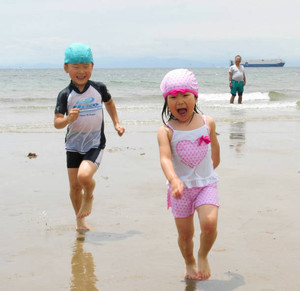 海開き初日、早速水遊びを楽しむ子どもたち＝美浜町小野浦の小野浦海水浴場で