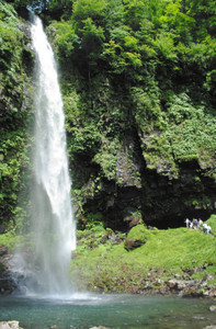 滝開きが行われ本格的な夏の観光シーズンを迎えた阿弥陀ケ滝＝郡上市白鳥町前谷で