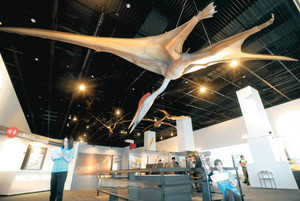 世界初公開の化石や巨大翼竜の生体復元模型（上）などが展示された特別展＝勝山市の県立恐竜博物館で
