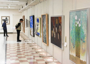 絵画や書などの力作が並ぶ中津川市民展＝中津川市栄町のにぎわいプラザで