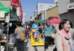 好天の中、多くの市民が訪れた「よこっちょポッケまーと」＝金沢市安江町で