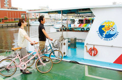 自転車と一緒に乗船できる水上バス。清水港と三保半島を１５分で結ぶ＝静岡市清水区で