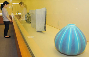 青釉のつぼなど自然をモチーフにした作品が並ぶ＝多治見市東町の美濃焼ミュージアムで