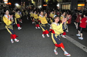 越前市サマーフェスティバルが開幕し、「ふるさと踊り」を楽しむ市民たち＝越前市府中１で