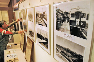 名鉄常滑線の歴史を振り返るモノクロ写真が並んだ写真展＝常滑駅前のギャラリーセラで