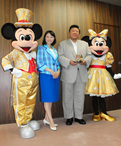 河瀬一治市長（右から２人目）を表敬訪問したミッキーマウス（左）、永井綾香さん（左から２人目）、ミニーマウス（右）＝敦賀市役所で
