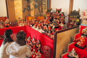 さまざまな時代の華やかなひな人形が並ぶ会場＝美濃市泉町の旧今井家住宅で