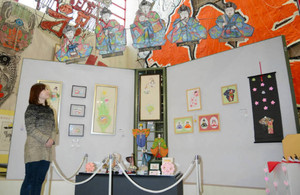 ひな人形のたこや絵手紙、絵画、陶器などが展示される会場＝東近江市の東近江大凧会館で