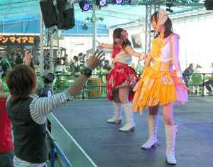 マイアミ名物の「マイちゃんアミちゃん」のステージ。踊って汗をかけば、ビールの味も格別だ＝名古屋三越栄店で