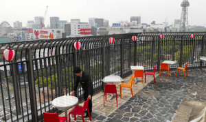屋上に設けられた「カップルシート」。栄の目抜き通りを見下ろす特等席だ＝中日ビルで